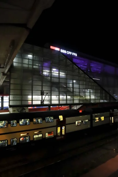 チューリッヒ スイス 2019年7月22日 夜のチューリッヒ主要鉄道駅のプラットフォーム トップビュー 近代的な建物や列車の前 — ストック写真