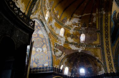 İstanbul, Türkiye, 08 Mart 2019: Sofya 'daki dekoratif duvarlar, tavan ve sütunlar veya Aya Sofya iç mimarisi, ünlü Bizans simgesi ve İstanbul' daki dünya harikası