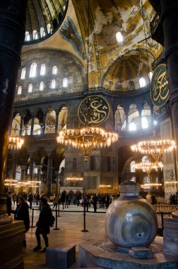İstanbul, Türkiye, Mart 08.2019: Ayasofya antik bazilika Ayasofya 'da turistlerle iç mekan, Bizans Kültürü' nün en büyük anıtıdır. 6 sentten inşa edilmiş.