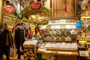 İstanbul, Türkiye, 07 Mart 2019: Mısır Çarşısı veya Baharat Pazarı İstanbul 'un en eski pazarı. Malatya Pazari 'nin önünde müşterilerle fındık, tatlı, baharat satıyorum. 