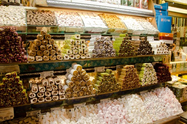 İstanbul, Türkiye, 07 Mart 2019: Mısır Çarşısı veya Baharat Pazarı İstanbul 'un en eski pazarı. Dükkanın önünde Türk lokumu, çeşitli lokum, renkli şekerlemeler satıyorum.