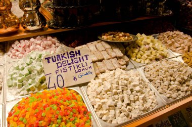 İstanbul, Türkiye, 07 Mart 2019: Mısır Çarşısı veya Baharat Pazarı İstanbul 'un en eski pazarı. Dükkanın önünde Türk lokumu, çeşitli lokum, renkli şekerlemeler satıyorum.