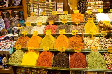 İstanbul, Türkiye, 07 Mart 2019: Mısır Çarşısı 'nda renkli baharat tozları, otlar ve geleneksel çay satan dükkanın önünde 