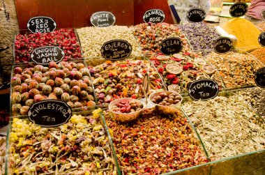 İstanbul, Türkiye, 07 Mart 2019: Mısır Çarşısı içinde çeşitli lezzetli geleneksel Türk bitki çayları satan dükkanın önünde 