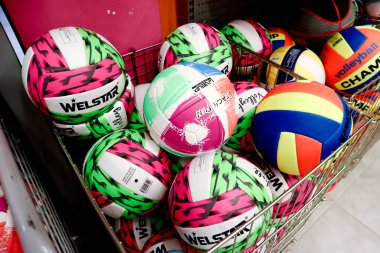 Nea Flogita, Yunanistan, 14 Ağustos 2018: Sokak pazarında satılan çocuklar için renkli plaj topları, kapatın 