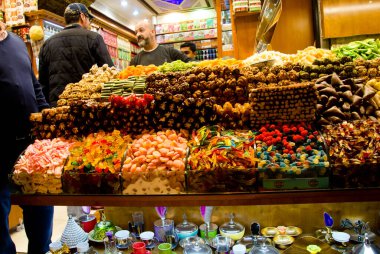 İstanbul, Türkiye, 07 Mart 2019: Mısır Çarşısı veya Baharat Pazarı İstanbul 'un en eski pazarı. Mağazanın önünde çeşitli renkli şekerlemeler satıyorum. Kapatın, içinde müşteriler var.