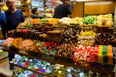 İstanbul, Türkiye, 07 Mart 2019: Mısır Çarşısı veya Baharat Pazarı İstanbul 'un en eski pazarı. Mağazanın önünde çeşitli renkli şekerlemeler satıyorum. Kapatın, içinde müşteriler var.