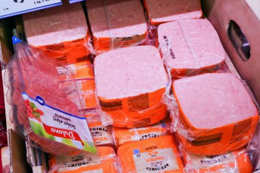 Nea Moudania, Yunanistan, 09 Ağustos 2018: Lidl süpermarketinin içi, indirimli bir Alman süpermarketi, salam ve jambon satışta.