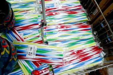 Sofya, Bulgaristan, 17 Ağustos 2018: Büyük süpermarket Jumbo 'da satışta renkli plastik pipetler, üst manzara 