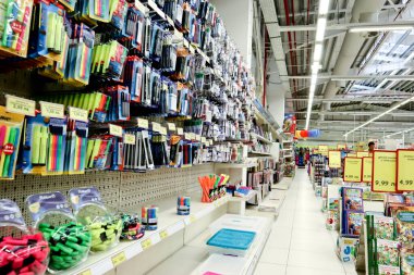 Sofya, Bulgaristan, 17 Ağustos 2018: bir süpermarkette okul malzemeleri, okul konseptine, büyük bir alışveriş merkezinin süpermarket standına