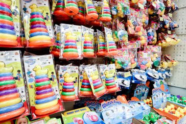Sofya, Bulgaristan, 17 Ağustos 2018: Büyük süpermarkette satılan bebekler için lastik ve plastik oyuncaklar 