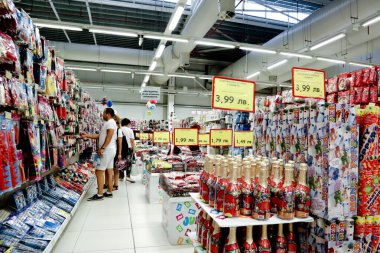 Sofya, Bulgaristan, 17 Ağustos 2018: Çocukların doğum günü partisi, mumlar, şampanya, plastik tabak ve fincanlar ve diğer şeyler için malzeme büyük süpermarkette satışa sunuldu 
