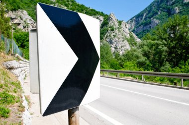 beyaz kavisli tehlike ve işaret eğrisi doğadaki boş yolda