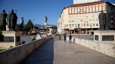 Üsküp, Kuzey Makedonya, 27 Haziran 2019: Makedonya 'nın başkenti Üsküp' ün merkezinde güneşli bir yaz gününde insanlar taş köprüden geçiyorlar 