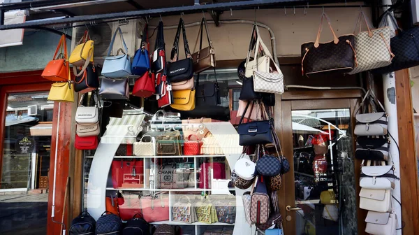 북마케도 스코페 2019 스코페의 시장에서 판매되는 색상의 손가방 창문가 가방들 — 스톡 사진