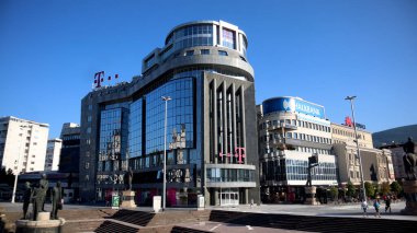 Üsküp, Kuzey Makedonya, 27 Haziran 2019: güneşli yaz gününde Üsküp 'teki modern büyük Telekom binasının önünde