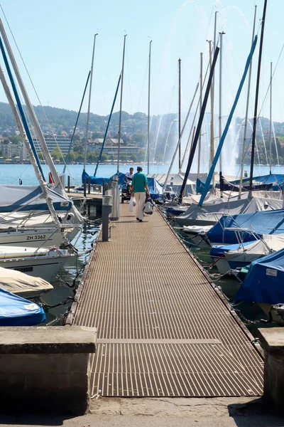 Zurich Suiza Julio 2019 Embarcaciones Cubiertas Estacionadas Muelle Cerca Fuente —  Fotos de Stock
