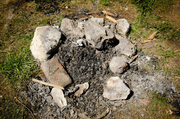 зола, камины в лесу, огороженные камнями, оставленными после кемпинга на природе