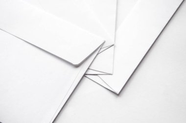 Beyaz arkaplan görünümünde beyaz boş zarflar 