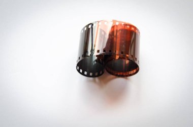 Beyaz arkaplanda izole edilmiş eski klasik 35 mm film