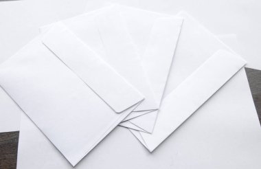 Beyaz arkaplan görünümünde beyaz boş zarflar 