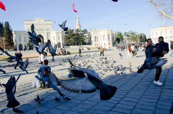 Estambul Turquía Marzo 2019 Gran Plaza Frente Los Turistas Universidad — Foto de Stock