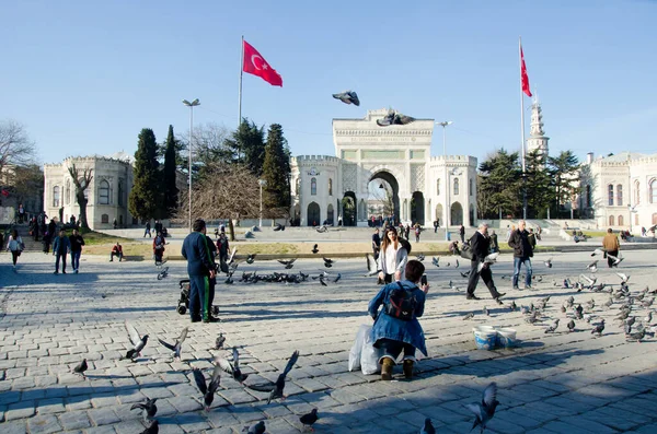 Estambul Turquía Marzo 2019 Gran Plaza Frente Los Turistas Universidad — Foto de Stock