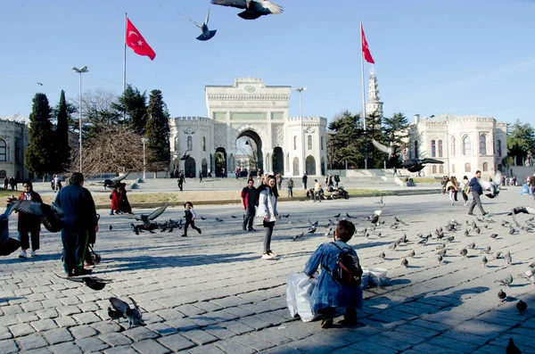 Estambul Turquía Marzo 2019 Gran Plaza Frente Los Turistas Universidad — Foto de Stock