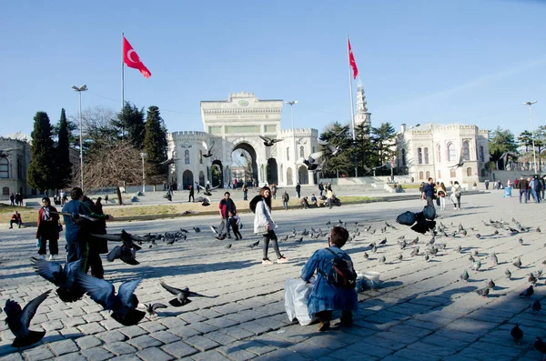 Estambul Turquía Marzo 2019 Gran Plaza Frente Los Turistas Universidad — Foto de Stock