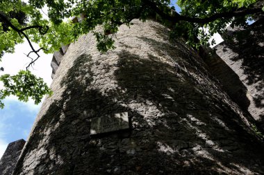 San Marino, İtalya, 09 Mayıs 2019: doğayla çevrili kule detayları. San Marino 'nun tarihi bölümünde, doğayla çevrili ünlü Montale manzarası. Kulenin dışından aşağıya bak..