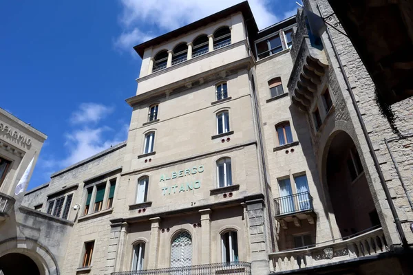 San Marino, İtalya, 09 Mayıs 2019: Güneşli bir günde mavi gökyüzü olan San Marino 'daki eski binanın ayrıntıları