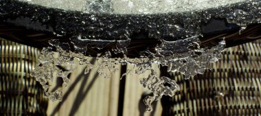 Güneşli kış gününde ahşap arka planda cam masadaki buzun ayrıntıları