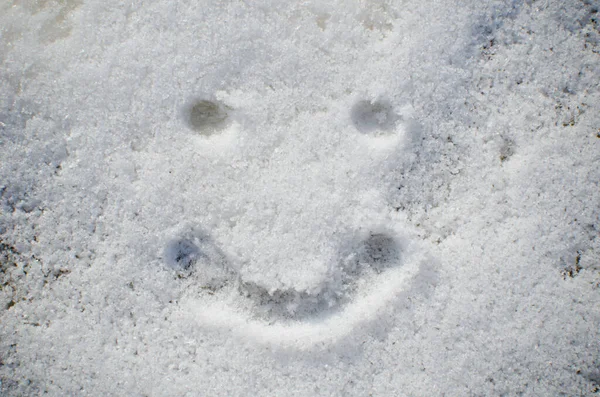Rosto Sorridente Neve Inverno Dia Ensolarado Fundo Neve Textura Sorriso — Fotografia de Stock