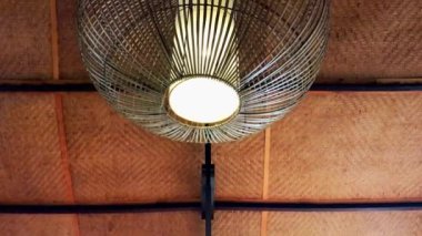 Bali 'de basit bir Bambu lambası.