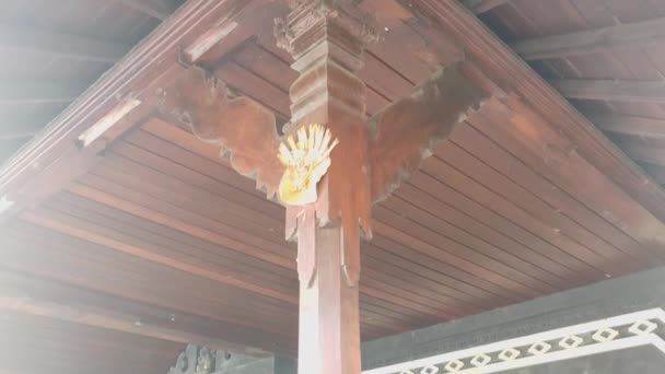 Крупный план колонн в балийском павильоне — стоковое видео