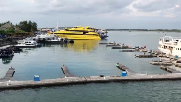 Rejs zakotwiczony w doku na Bali — Wideo stockowe