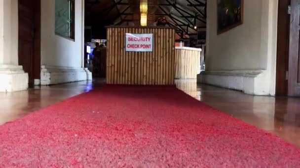 Здание с красным ковром — стоковое видео