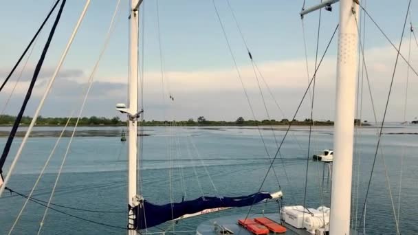 View of the mast of the Cruise — Stock Video