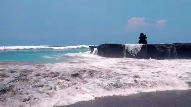 Canguu sahilinde büyük dalgalar