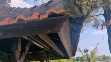 Tanah Lot 'taki ahşap pavyonun detaylarını kapat..