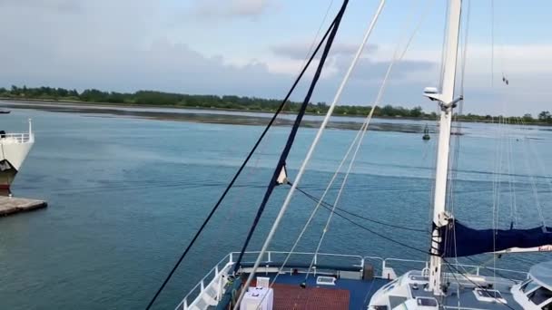 Regardant vers le mât d'une croisière.