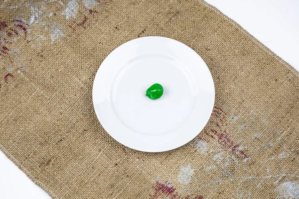 Kandírozott kumkvat a fehér tányéron. — Stock Fotó