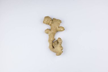 Bir zencefil kökü.