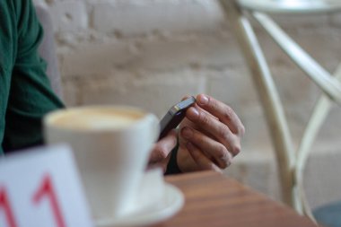 Bir kafede bir kişi telefonu kullanıyor.. 