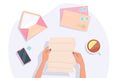 Mektubu elinde tutan ve okuyan bir kadının mektubu. Zarflar, posta pulları, akıllı telefon ve limon çayı. Yazışma ve posta teslimatı konsepti. Üst Manzara. Vektör illüstrasyonu.