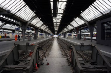 Zürih ana tren istasyonunun bir nokta perspektifi
