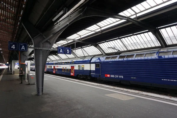 Pociąg Zatrzymał Się Pod Stalowym Baldachimem Stacji Kolejowej Zurychu — Zdjęcie stockowe