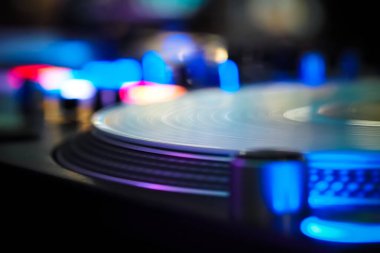 Karanlık gece kulübünde DJ vinil çalgıcıları, dans kulübünde parti, DJ ekipmanları, dağılmış 