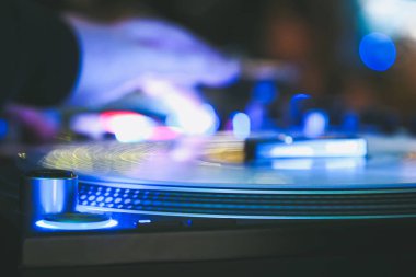 Karanlık gece kulübünde DJ vinil çalgıcıları, dans kulübünde parti, DJ ekipmanları, dağılmış 