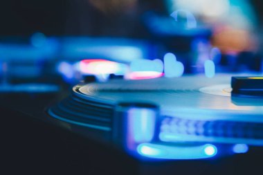 Karanlık gece kulübünde DJ vinil çalgıcıları, dans kulübünde parti, DJ ekipmanları, dağılmış 